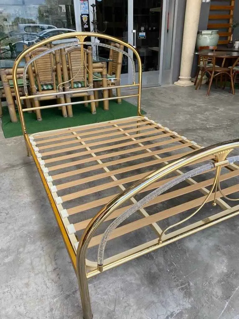 CAMA DE MATRIMONIO DORADA - Imagen 3