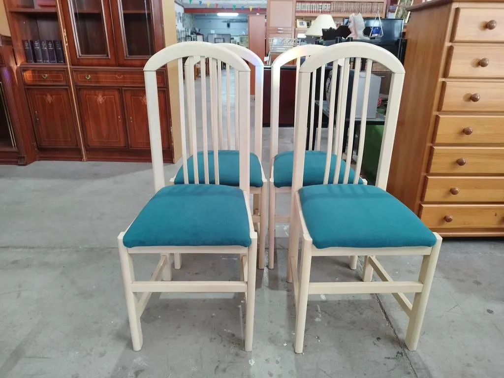 4 SILLAS EN BLANCO Y AZUL - Imagen 2