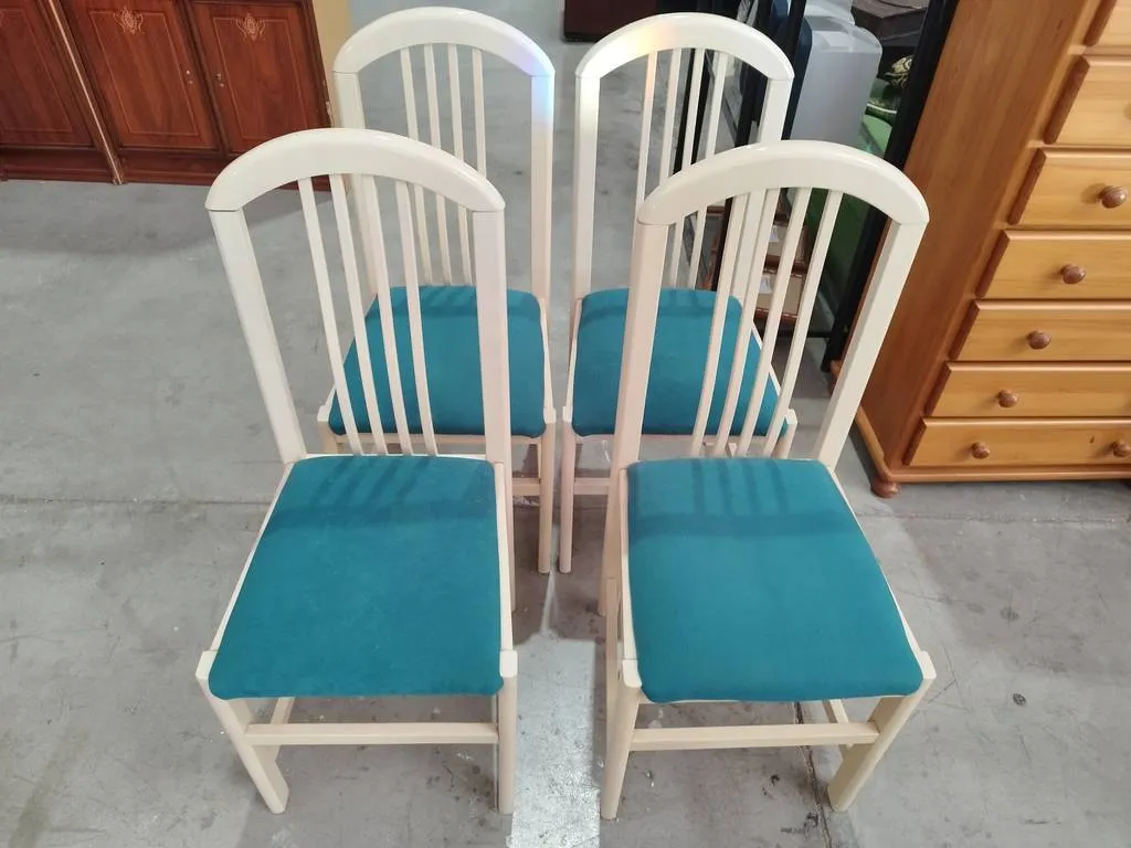 4 SILLAS EN BLANCO Y AZUL - Imagen 3