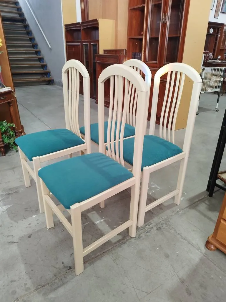 4 SILLAS EN BLANCO Y AZUL - Imagen 6